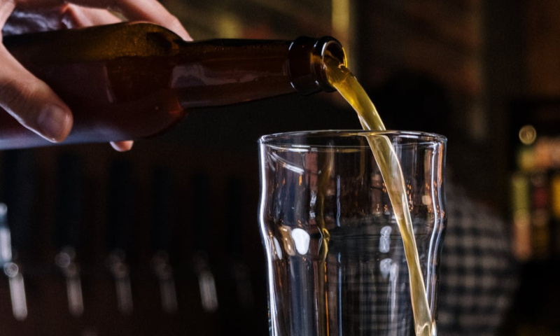 Bier inschenken uit flesje / Foto: Pexels.com Bier inschenken uit flesje